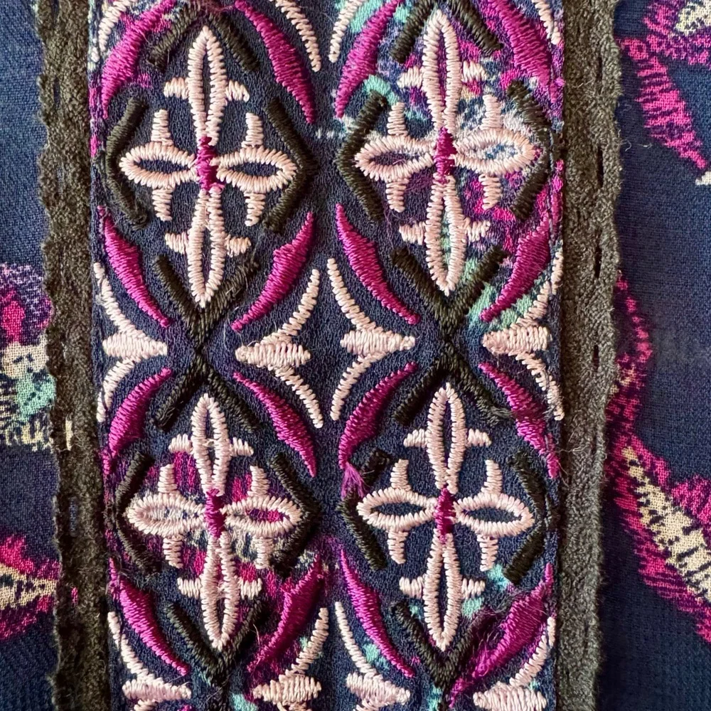 Belle by Kim Gravel Flutter Sleeve Floral Blouse - Size 3X - Picture 7 of 15